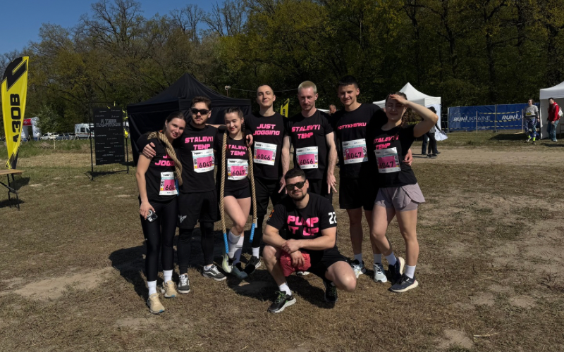 Учасники команди Grek Bulls перетинають фінішну лінію на Кросфест.Весна 2026